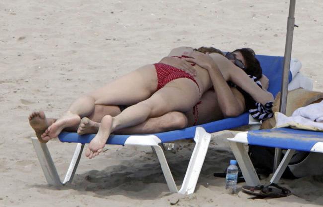 14P Heather Graham in bikini hanging out with a guy