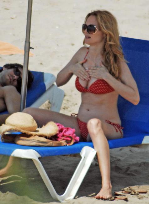 14P Heather Graham in bikini hanging out with a guy