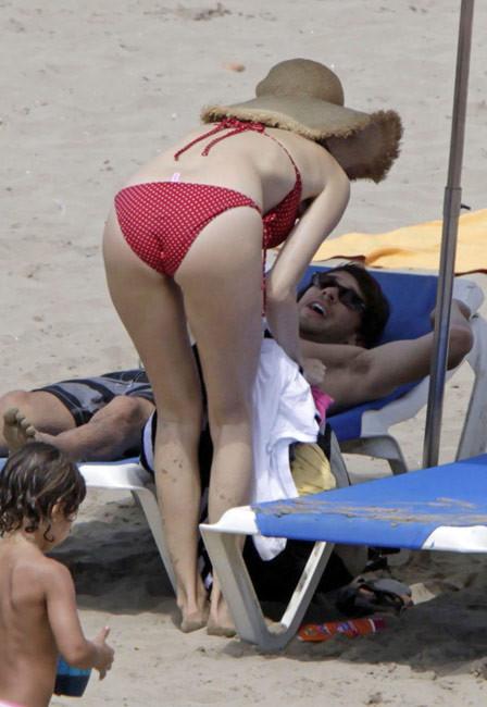 14P Heather Graham in bikini hanging out with a guy