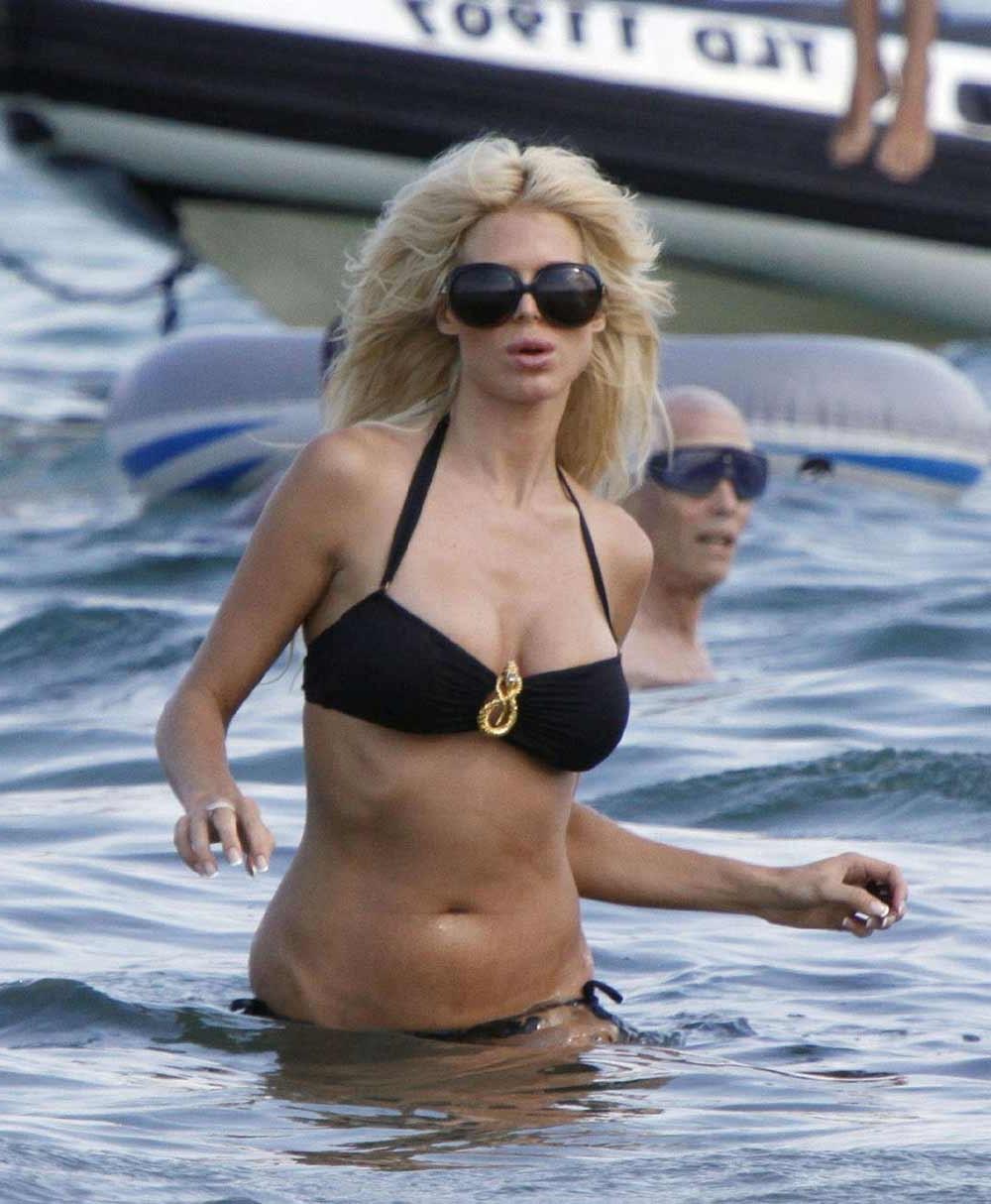 15P Victoria Silvstedt perky ass in skimpy bikini