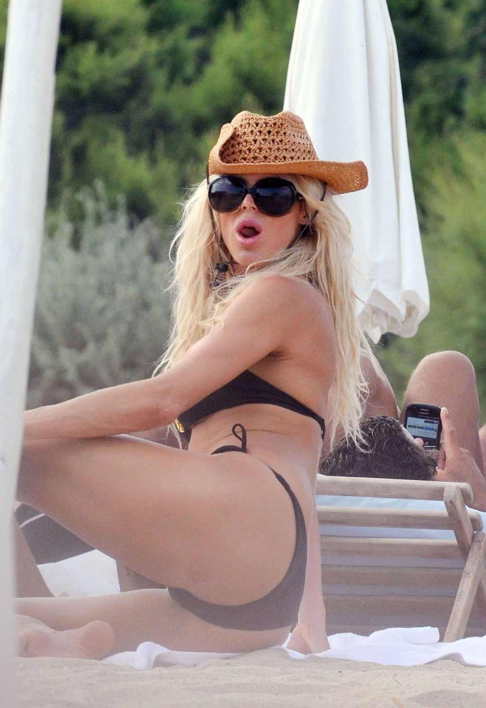15P Victoria Silvstedt perky ass in skimpy bikini