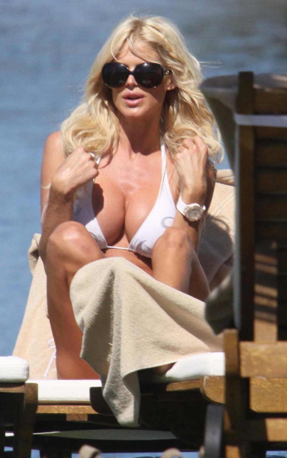 15P Victoria Silvstedt perky ass in skimpy bikini