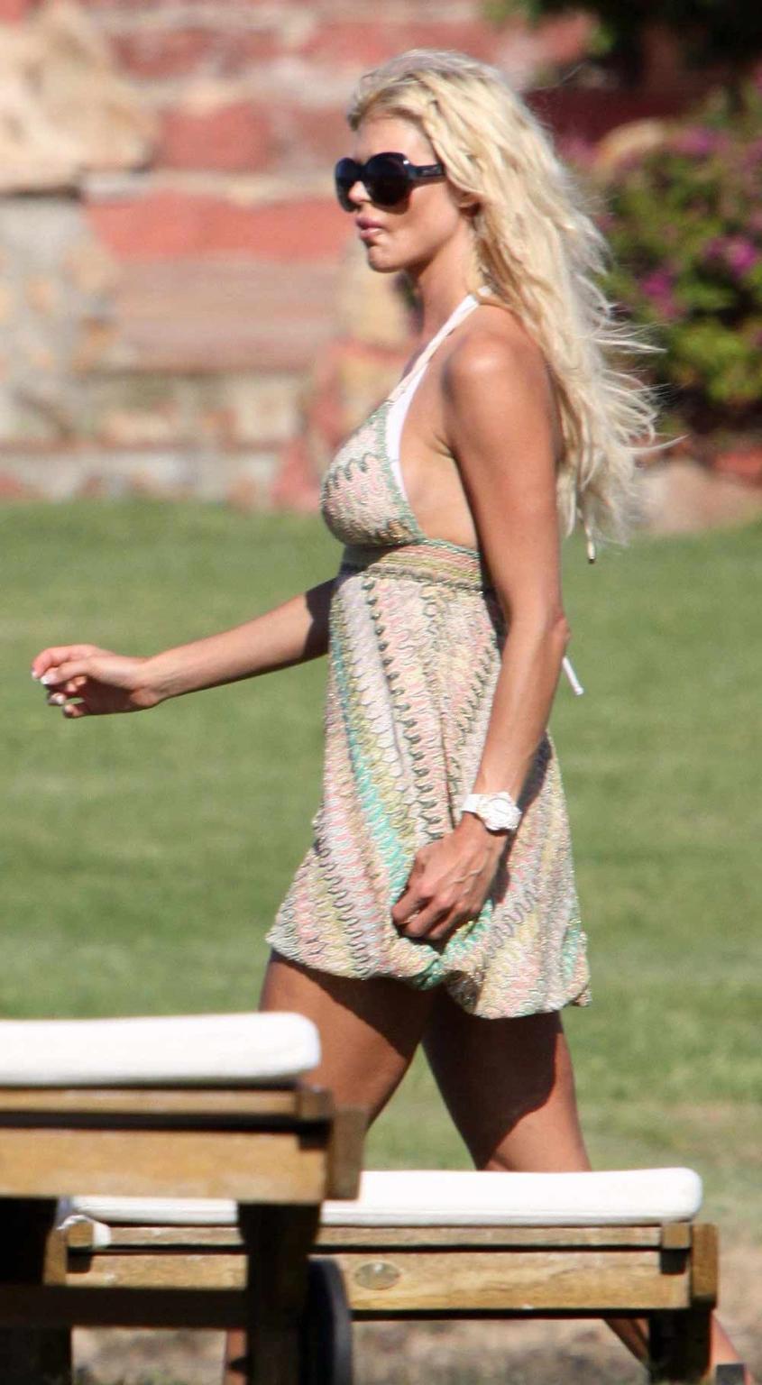 15P Victoria Silvstedt perky ass in skimpy bikini