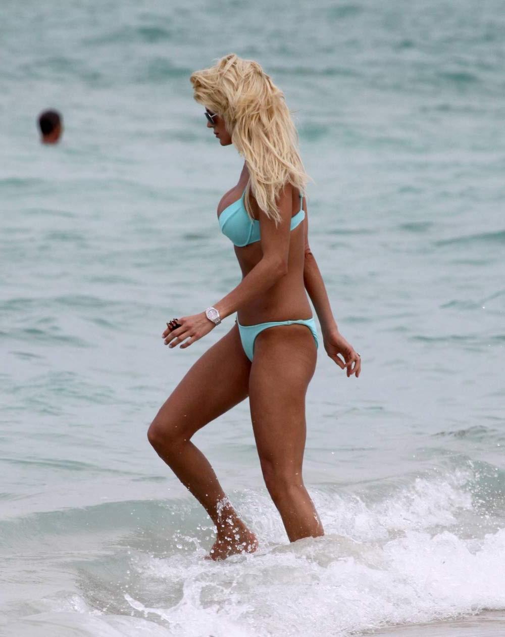 15P Victoria Silvstedt perky ass in skimpy bikini