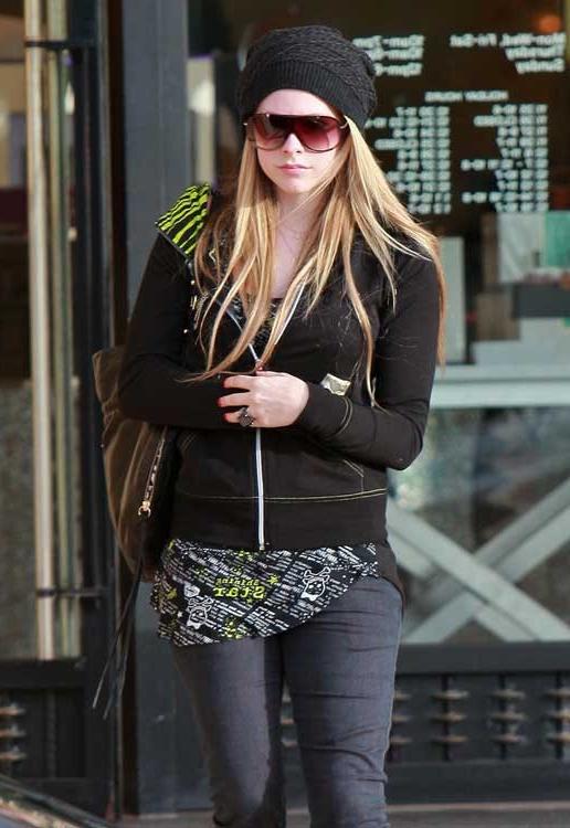 15P Avril Lavigne very nice boobs in sexy bikini