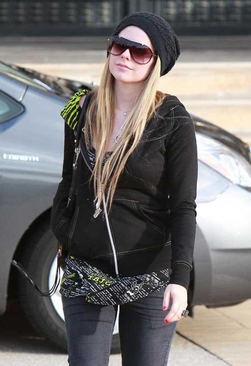 15P Avril Lavigne very nice boobs in sexy bikini