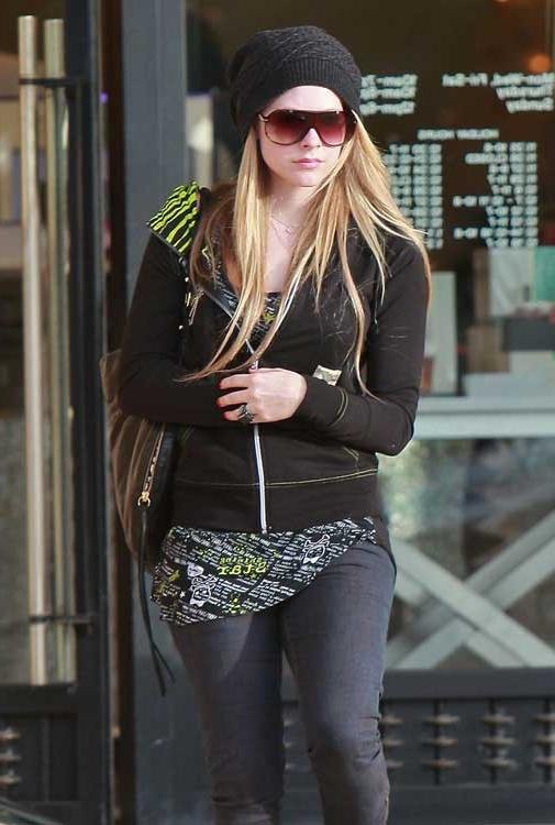 15P Avril Lavigne very nice boobs in sexy bikini