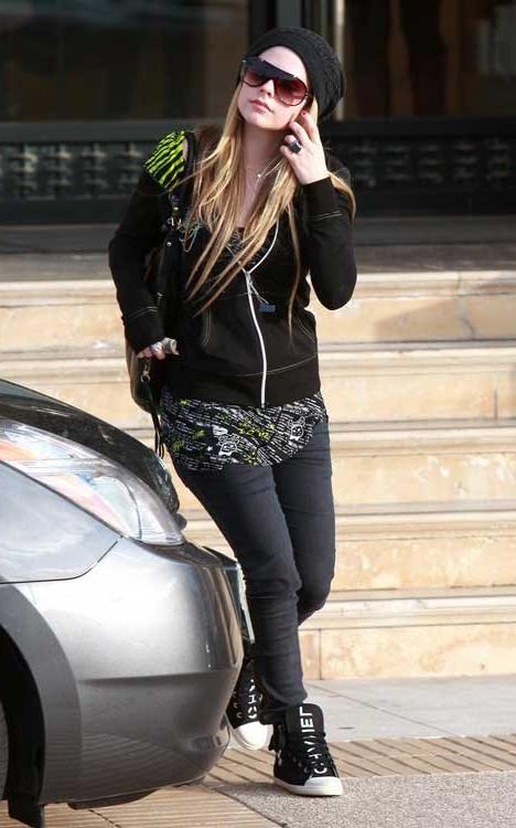 15P Avril Lavigne very nice boobs in sexy bikini