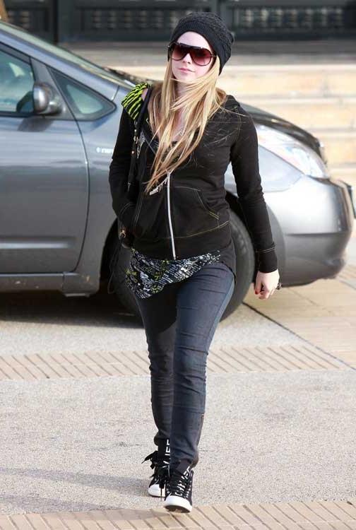 15P Avril Lavigne very nice boobs in sexy bikini