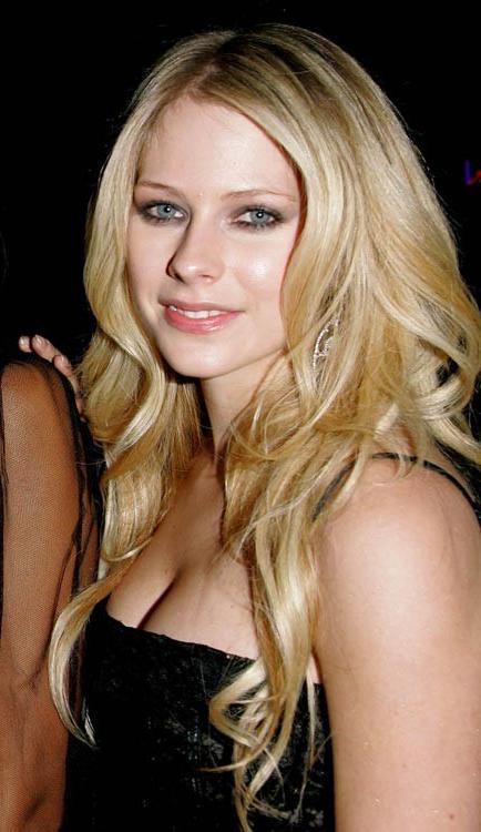 15P Avril Lavigne very nice boobs in sexy bikini