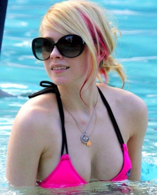 15P Avril Lavigne very nice boobs in sexy bikini