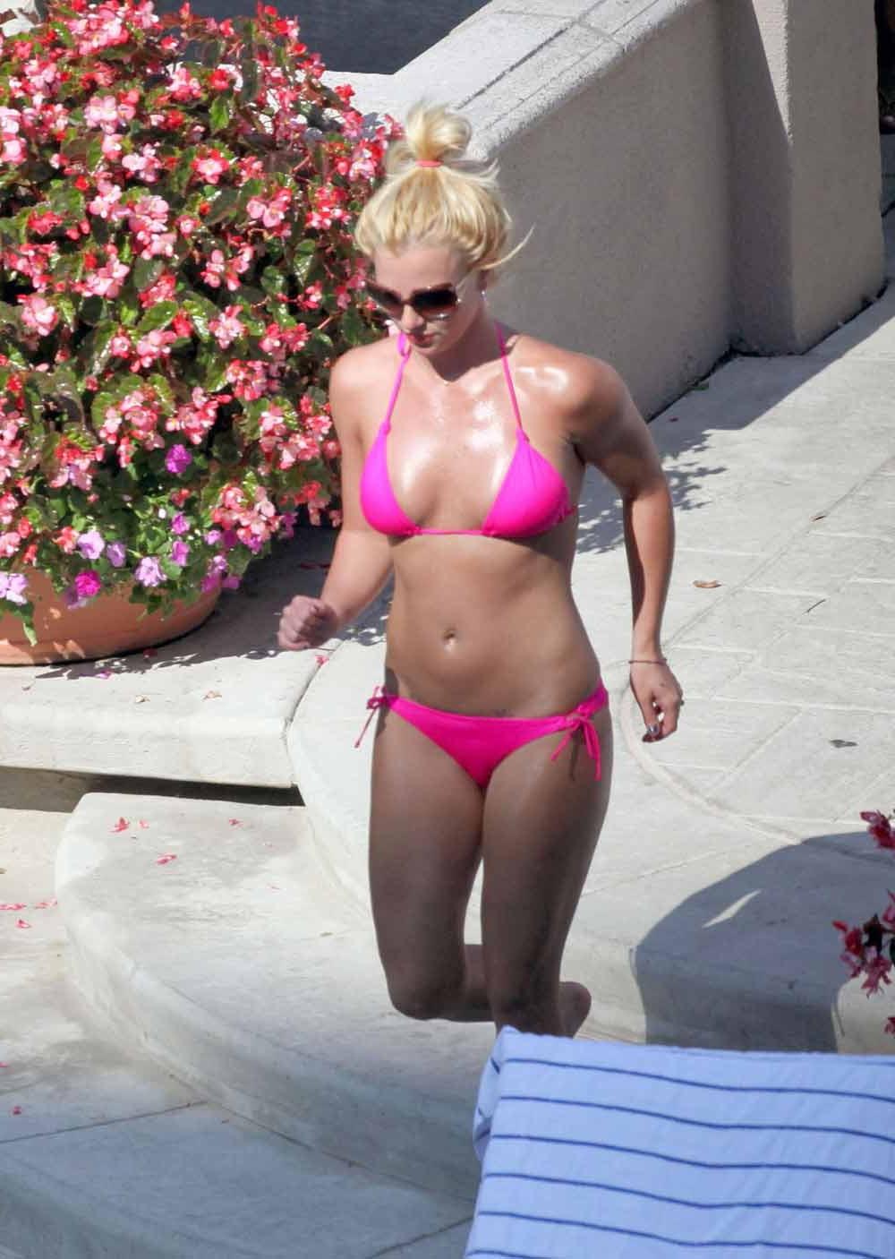 15P Britney Spears milf ass looking awesome in bikini