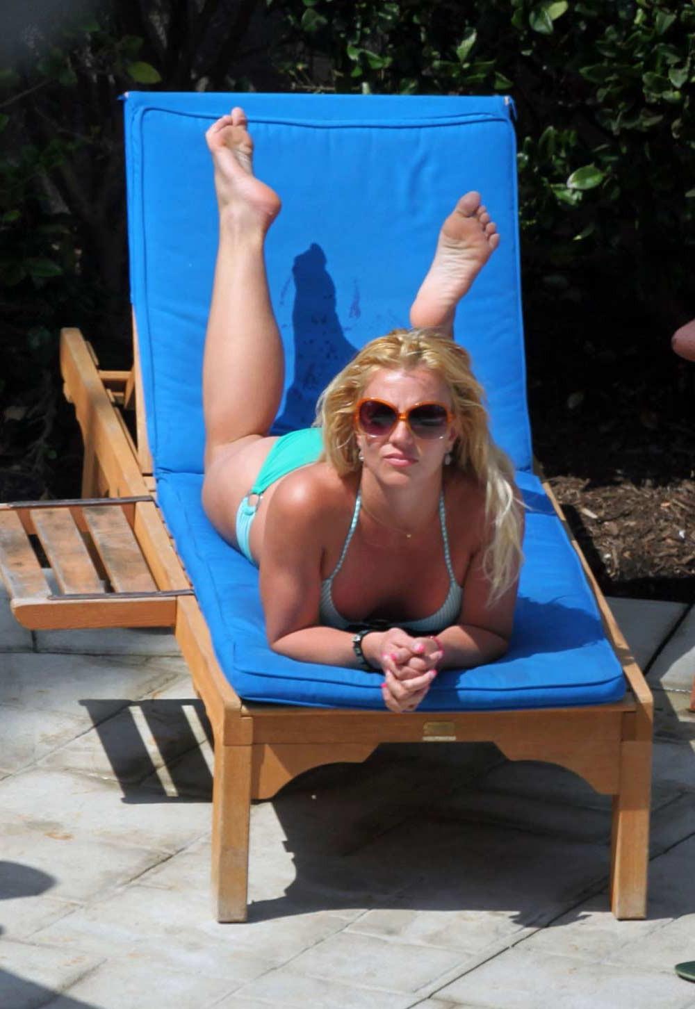 15P Britney Spears milf ass looking awesome in bikini