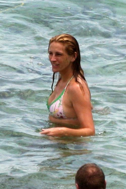 15P Julia Roberts in wet bikini showing big boobs