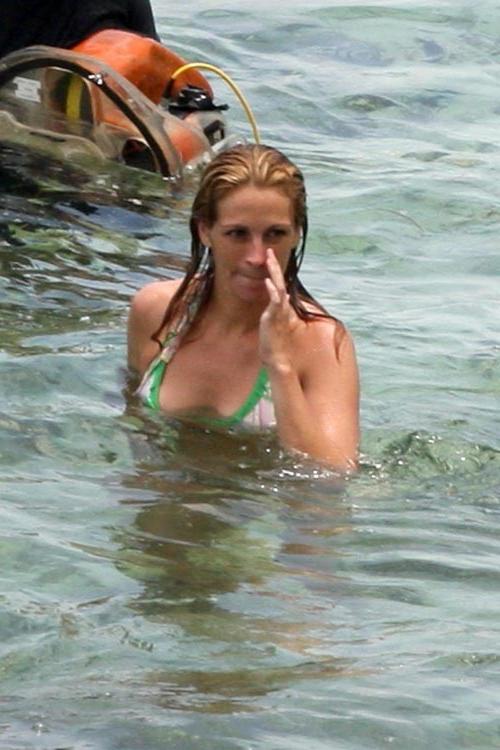 15P Julia Roberts in wet bikini showing big boobs