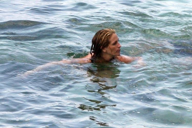 15P Julia Roberts in wet bikini showing big boobs