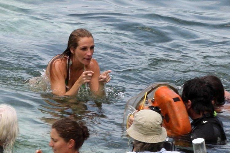 15P Julia Roberts in wet bikini showing big boobs