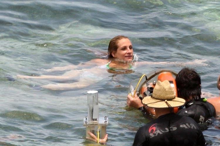 15P Julia Roberts in wet bikini showing big boobs