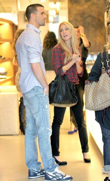 15P Kristin Cavallari showing big boobs in black bra