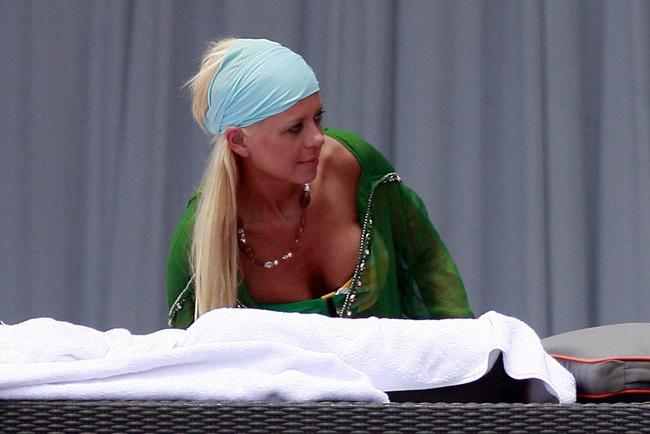 16P Tara Reid showing skinny body in skimpy bikini