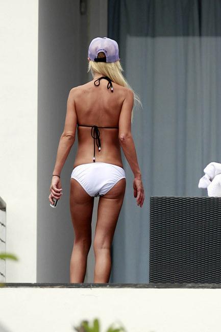 16P Tara Reid showing skinny body in skimpy bikini