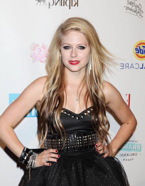 16P Avril Lavigne exclusive pics of her in hot bikini