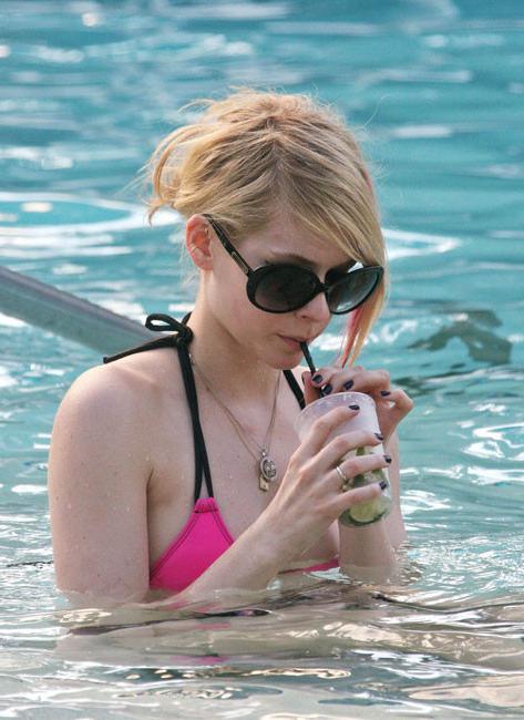 16P Avril Lavigne exclusive pics of her in hot bikini