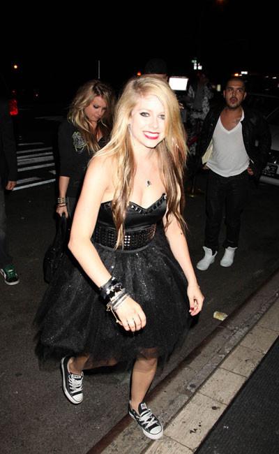 16P Avril Lavigne exclusive pics of her in hot bikini