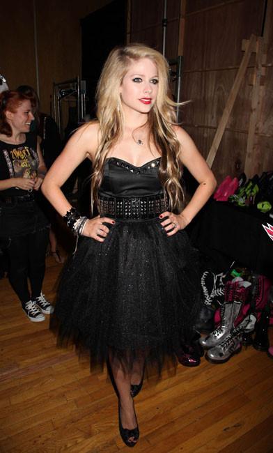 16P Avril Lavigne exclusive pics of her in hot bikini