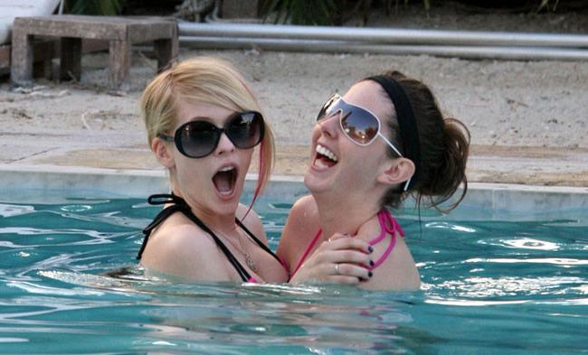 16P Avril Lavigne exclusive pics of her in hot bikini