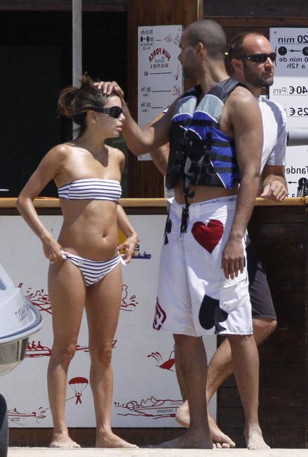 16P Eva Longoria showing beautiful ass in bikini