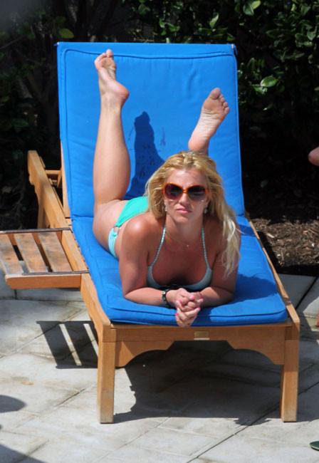 16P Britney Spears marble ass in sexy bikini
