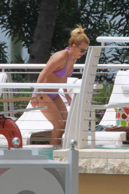 16P Britney Spears marble ass in sexy bikini