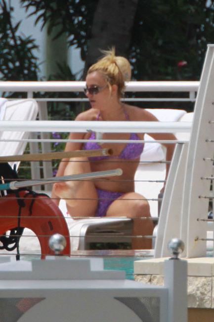 16P Britney Spears marble ass in sexy bikini