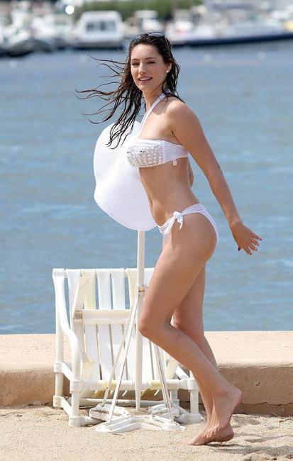 14P Kelly Brook beautifully body in tight bikini
