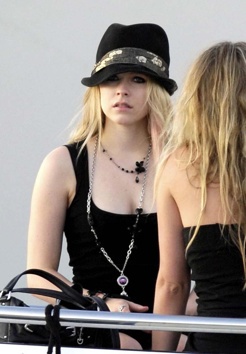 15P Avril Lavigne showing her sexiest body in bikini