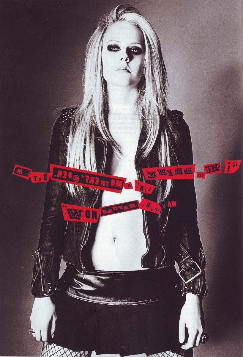 15P Avril Lavigne showing her sexiest body in bikini