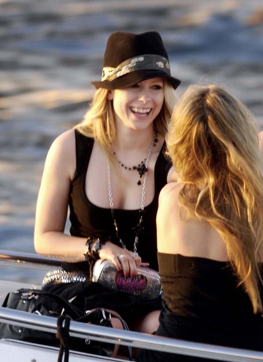15P Avril Lavigne showing her sexiest body in bikini