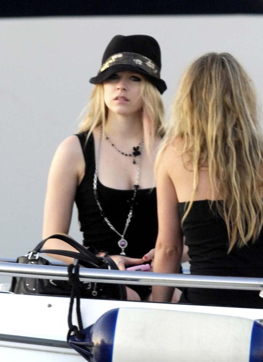 15P Avril Lavigne showing her sexiest body in bikini