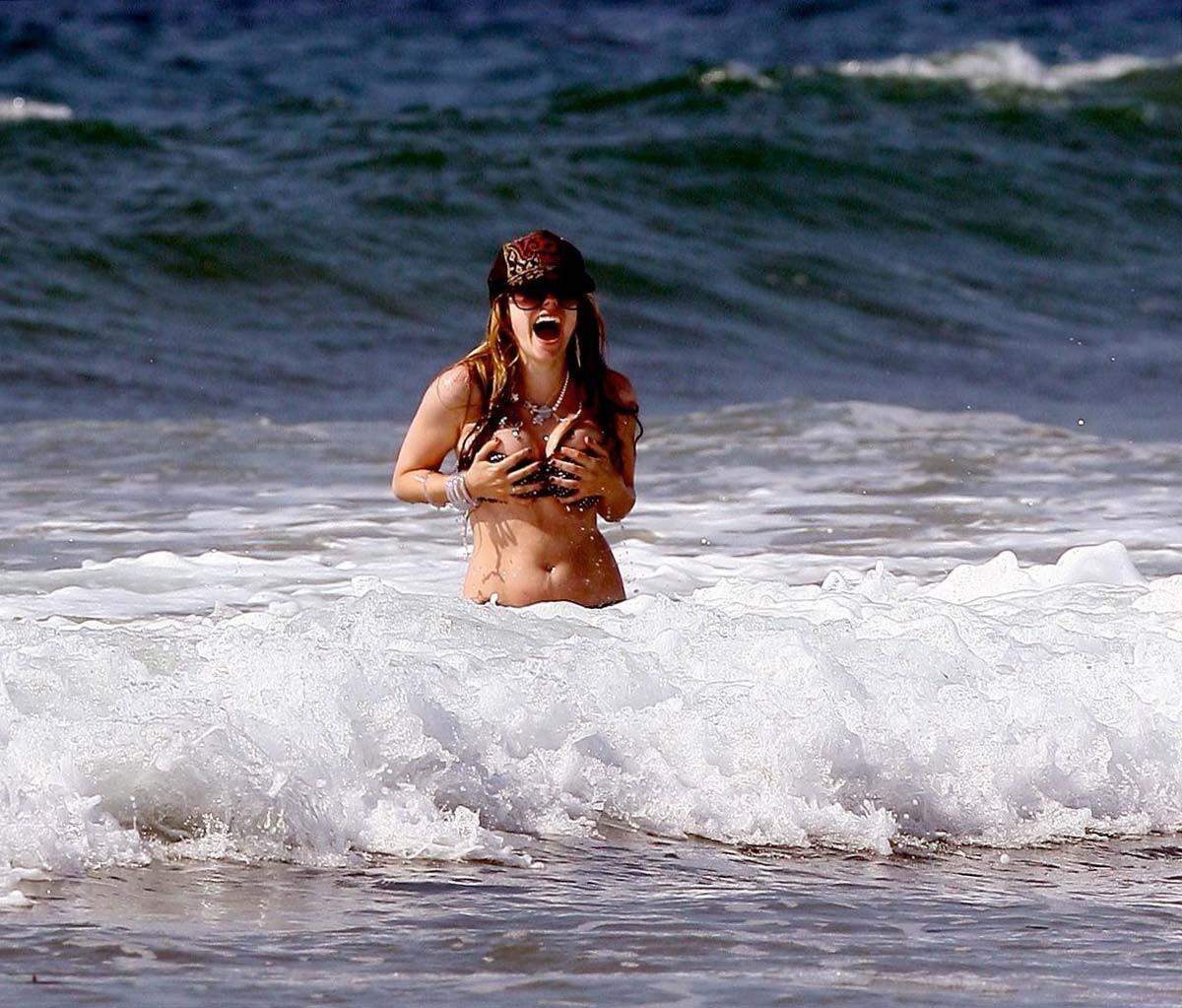 15P Avril Lavigne showing her sexiest body in bikini