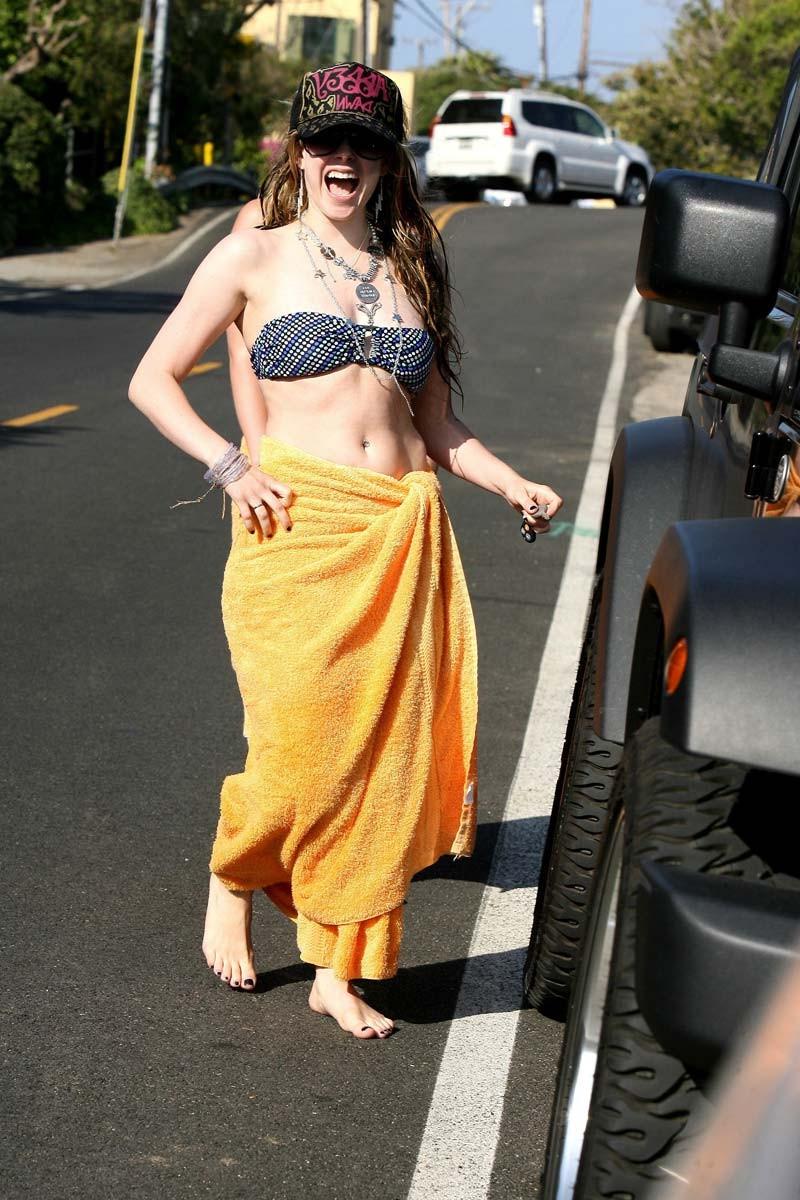 15P Avril Lavigne showing her sexiest body in bikini