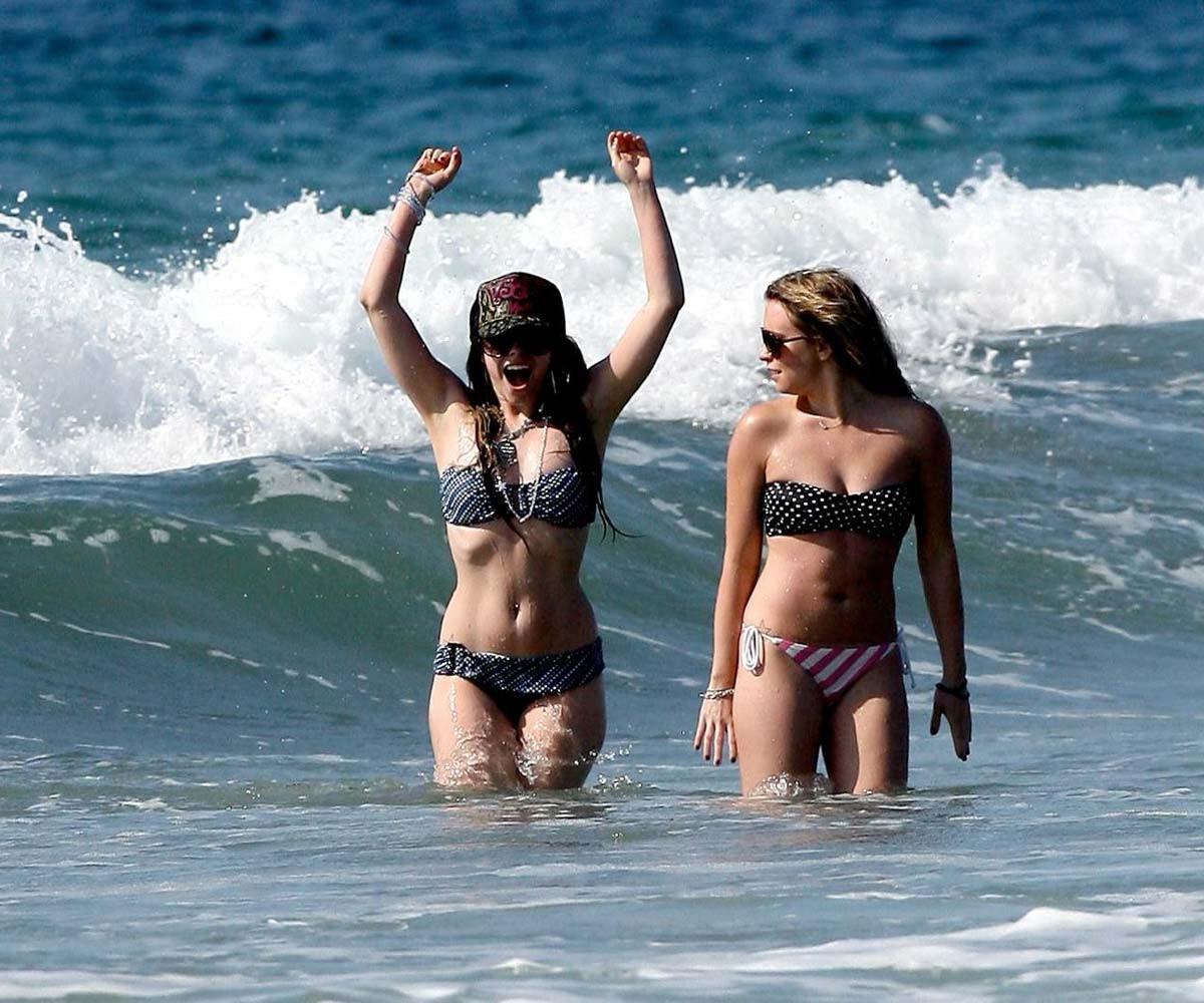 15P Avril Lavigne showing her sexiest body in bikini