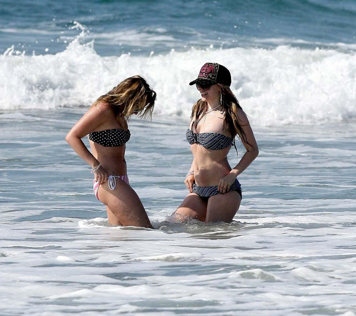 15P Avril Lavigne showing her sexiest body in bikini
