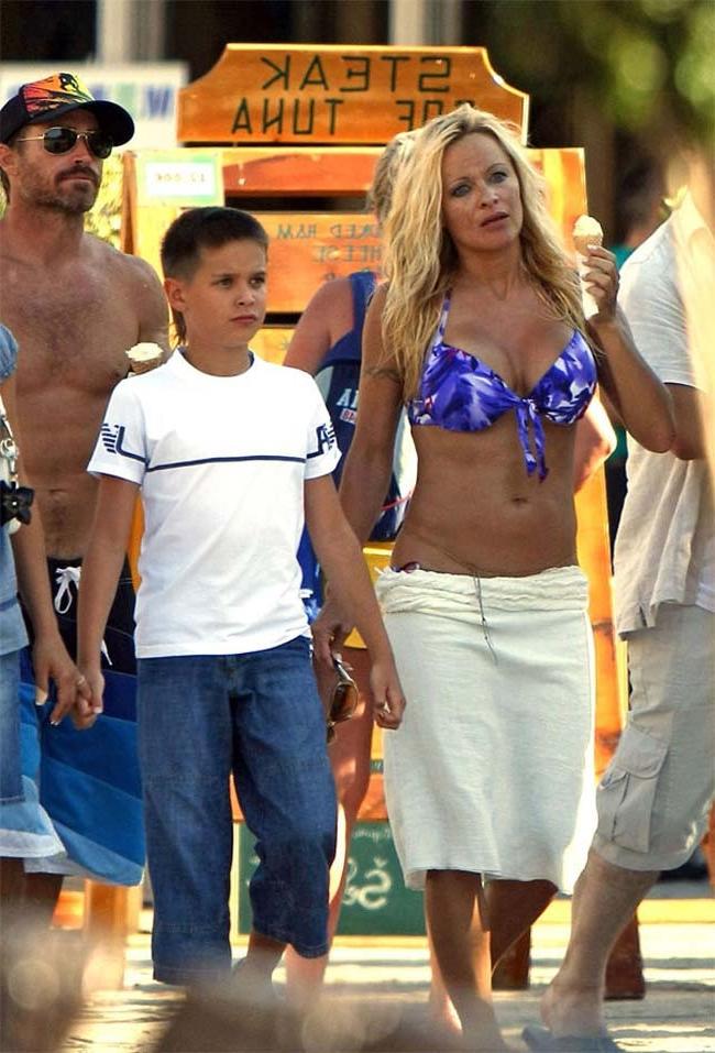 15P Pamela Anderson showing big boobs in tight bikini