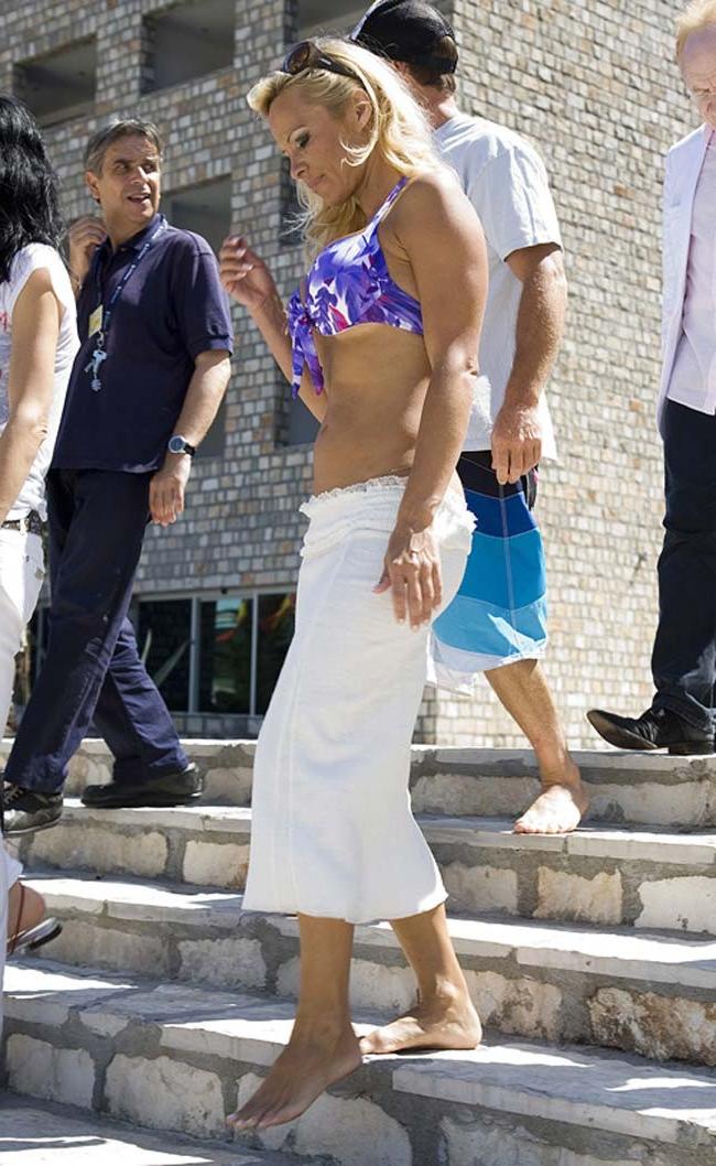 15P Pamela Anderson showing big boobs in tight bikini