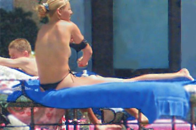 15P Anna Kournikova showing off her hot ass in bikini