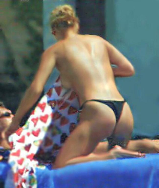 15P Anna Kournikova showing off her hot ass in bikini