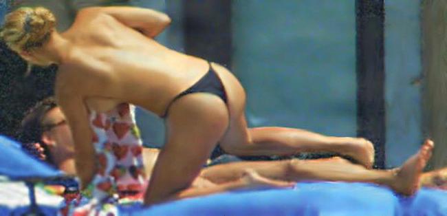 15P Anna Kournikova showing off her hot ass in bikini