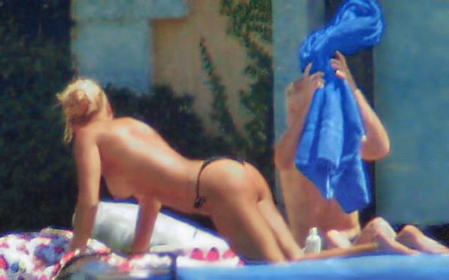 15P Anna Kournikova showing off her hot ass in bikini