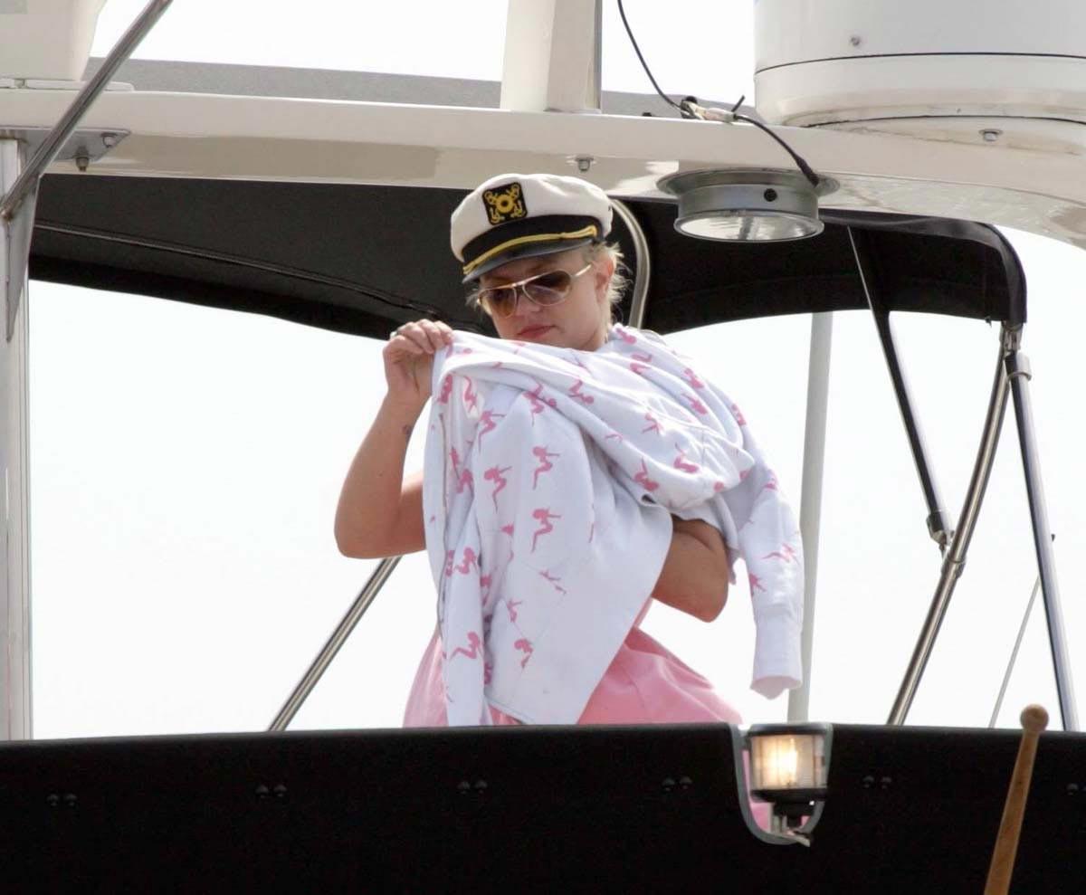 15P Britney Spears naughty body in very sexy bikini